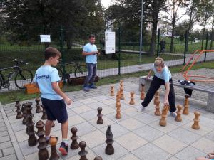 Igranje šaha z velikimi figurami. 